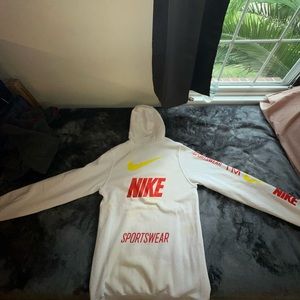 Used Nike hoodie got it 2 years but it was to small so I never wore it